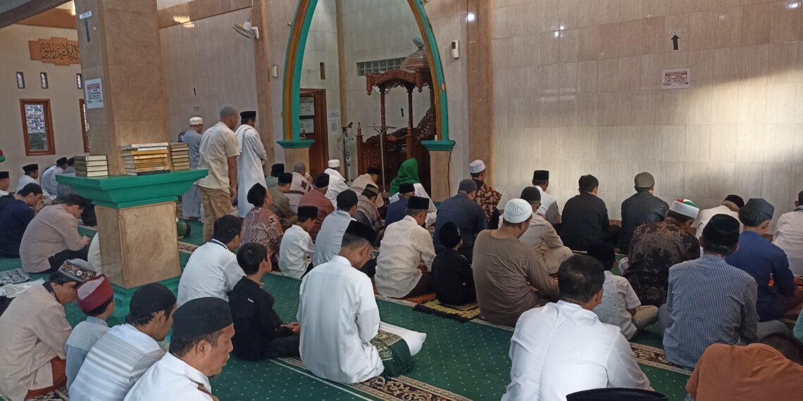Patroli Siang, Polsek Baros Amankan Salat Jumat di Masjid Al-Mu’awanah