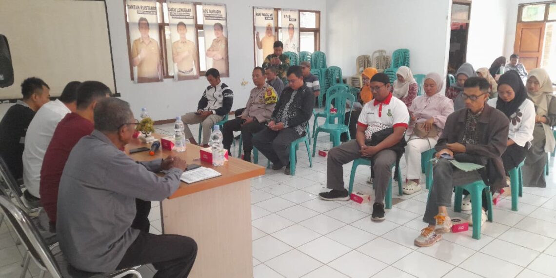 Bhabinkamtibmas Baros Kawal Pemilihan Ketua LPM, Serap Aspirasi Warga