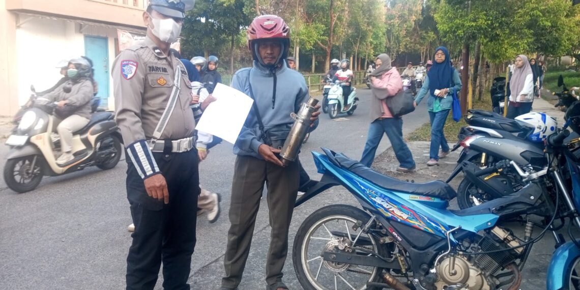 Polsek Sukalarang Tindak Knalpot Brong, Pengendara Diingatkan Patuhi Aturan Lalu Lintas