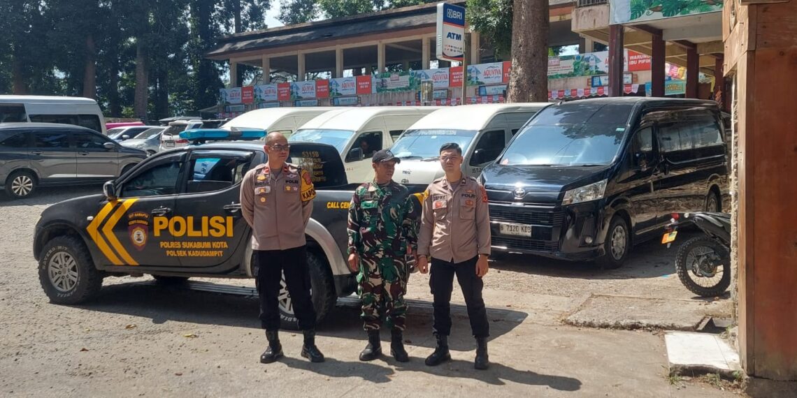 Kapolsek Kadudampit Bersama TNI Perketat Pengamanan Kawasan Wisata Situgunung