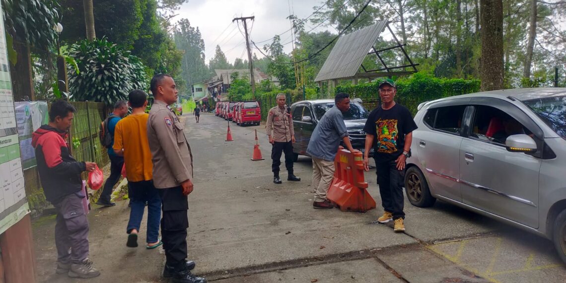 Polisi Sambangi Wisatawan Situgunung, Ingatkan Waspada Cuaca dan Jaga Keamanan