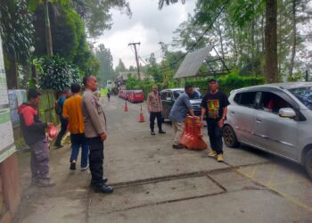 Polisi Sambangi Wisatawan Situgunung, Ingatkan Waspada Cuaca dan Jaga Keamanan