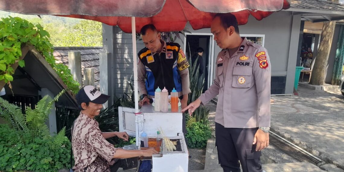 Patroli Dialogis, Polisi Sambangi Pedagang Kaki Lima dan Sampaikan Pesan Kamtibmas