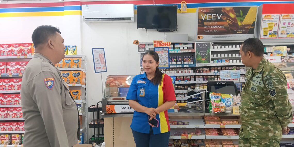 Bhabinkamtibmas dan Babinsa Sambangi Karyawan Indomaret, Ajak Waspada C3