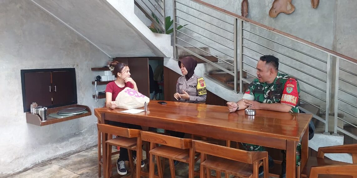 Bhabinkamtibmas Warudoyong Sambangi Warga, Ingatkan Bahaya C3 dan Pentingnya Jaga Kamtibmas