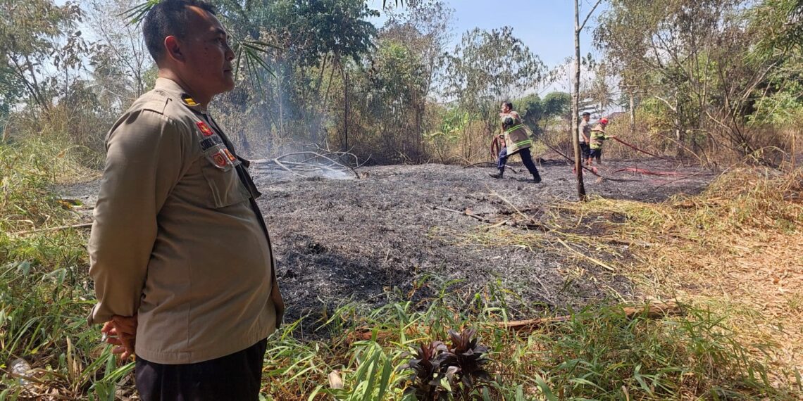 Polisi Bantu Padamkan Kebakaran Lahan Kering di Area Pemakaman Warudoyong