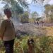 Polisi Bantu Padamkan Kebakaran Lahan Kering di Area Pemakaman Warudoyong