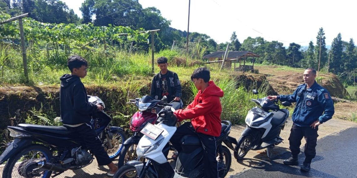 Patroli Dialogis Digencarkan, Polsek Kadudampit Perkuat Komunikasi dengan Warga Cegah Gangguan Kamtibmas