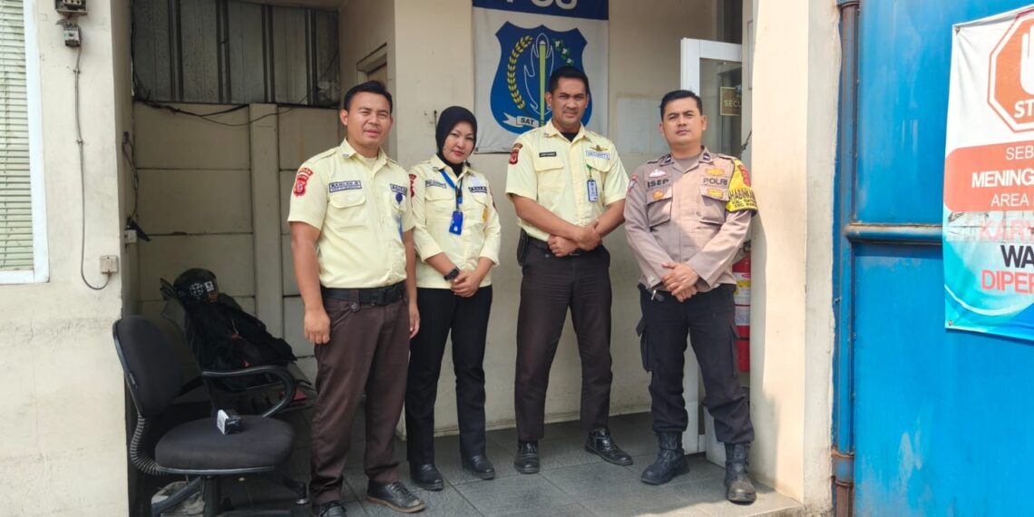 Sambangi Satpam di Dayeuhluhur, Bhabinkamtibmas Polsek Warudoyong Ingatkan Waspada Kejahatan C3