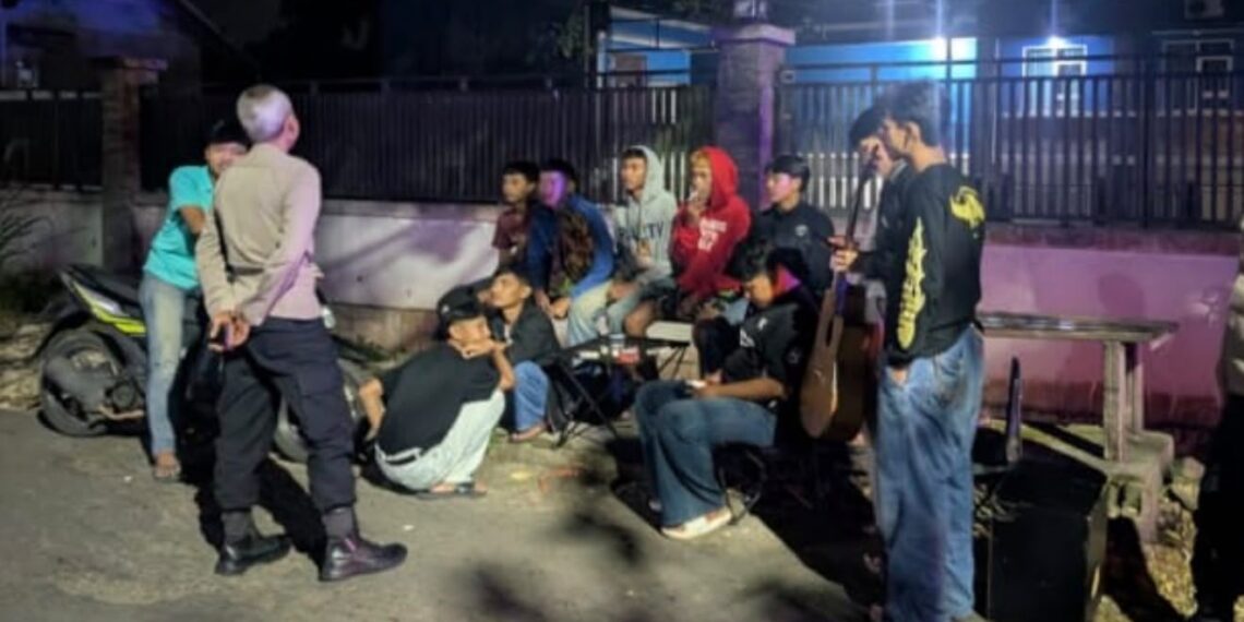 Patroli Polsek Kadudampit Intensifkan Pengamanan Wilayah pada Jam Rawan