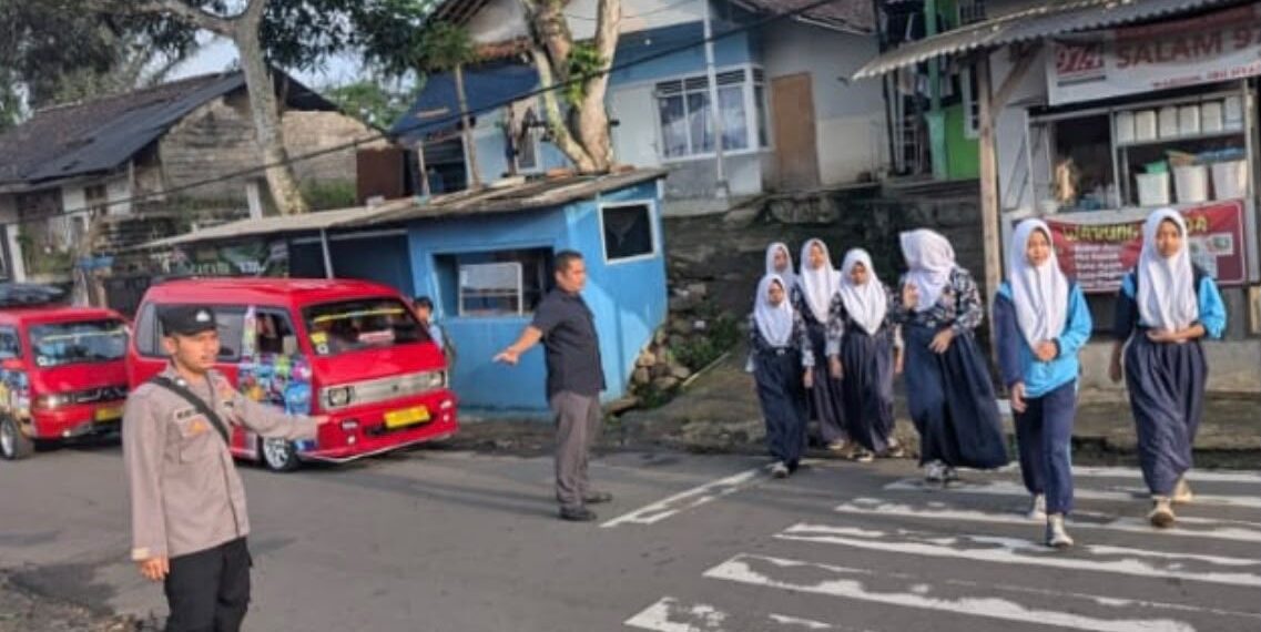 Polsek Kadudampit Atur Arus Lalu Lintas Pagi, Prioritaskan Keselamatan Pengguna Jalan