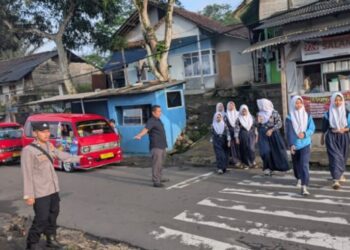 Polsek Kadudampit Atur Arus Lalu Lintas Pagi, Prioritaskan Keselamatan Pengguna Jalan