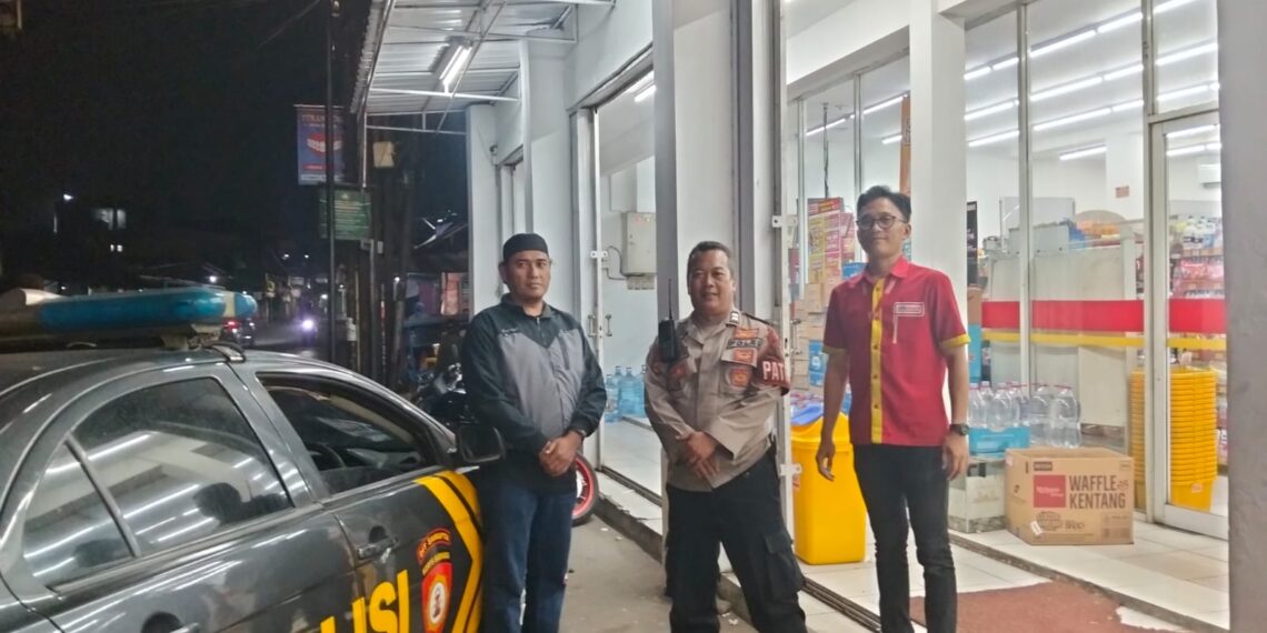Sambangi Alfamart, Bhabinkamtibmas Polsek Lembursitu Ajak Karyawan Waspadai C3 dan Uang Palsu