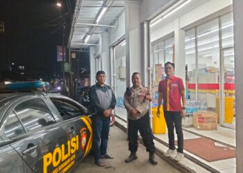 Sambangi Alfamart, Bhabinkamtibmas Polsek Lembursitu Ajak Karyawan Waspadai C3 dan Uang Palsu