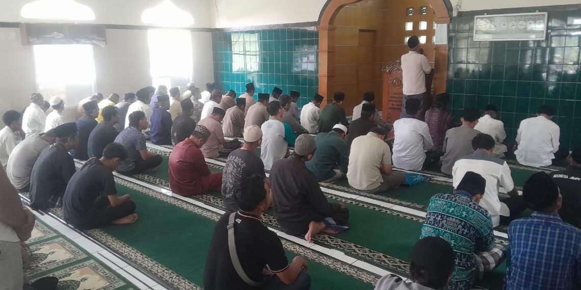 Kapolsek Warudoyong Amankan Salat Jumat, Sampaikan Pesan Kamtibmas kepada Jemaah