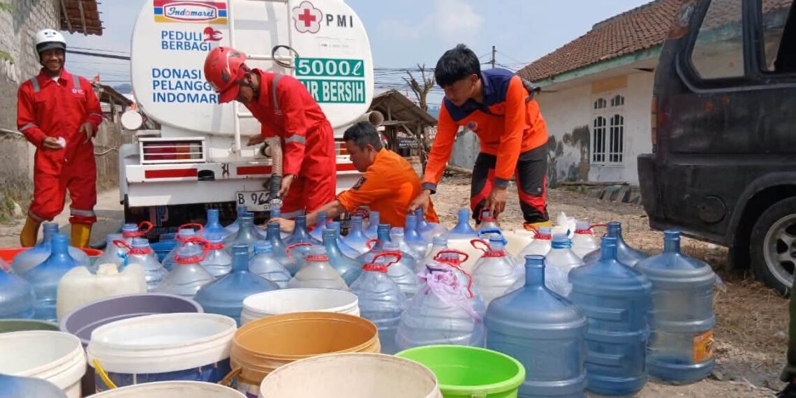 Kemarau Panjang Bikin Warga Sukabumi Kesulitan Air, PMI Pasok 5.000 Liter Air Bersih