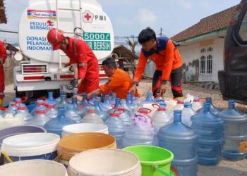 Kemarau Panjang Bikin Warga Sukabumi Kesulitan Air, PMI Pasok 5.000 Liter Air Bersih