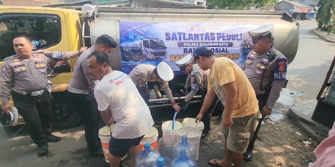 Satlantas Polres Sukabumi Kota Kembali Salurkan 8.000 Liter Air Bersih