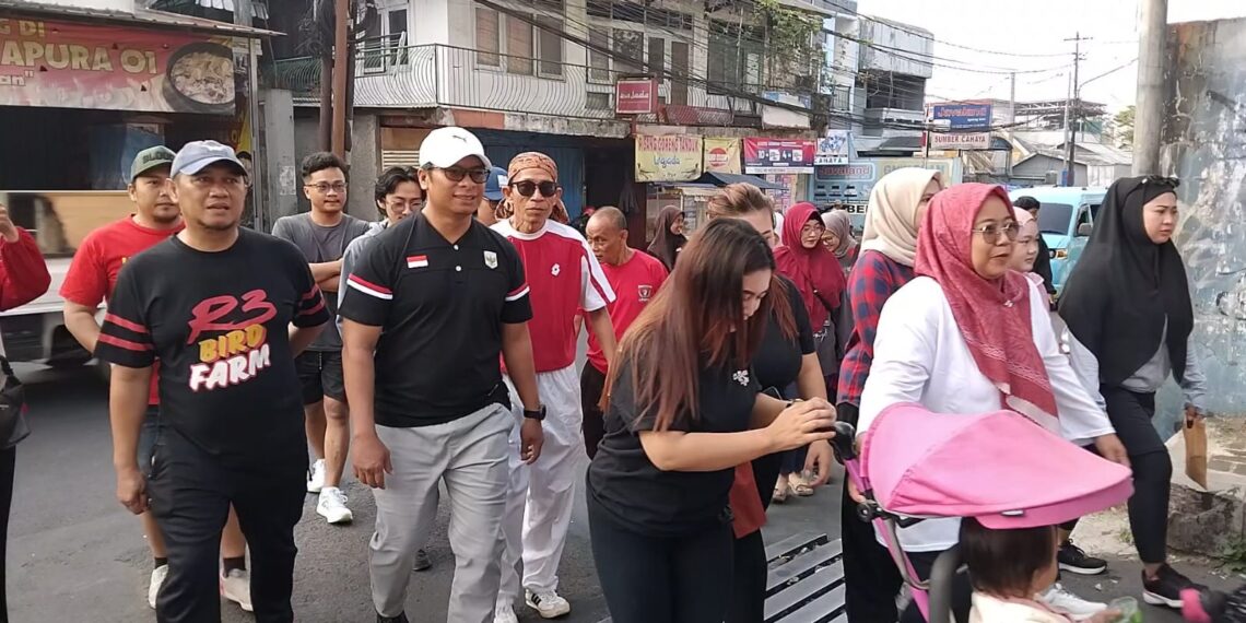 Semarak HUT ke-81 RI, Anggota DPRD Kota Sukabumi Inggu Sudeni Jalan Sehat Bareng Warga RW 01 Tipar