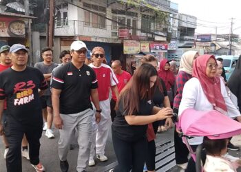 Semarak HUT ke-81 RI, Anggota DPRD Kota Sukabumi Inggu Sudeni Jalan Sehat Bareng Warga RW 01 Tipar