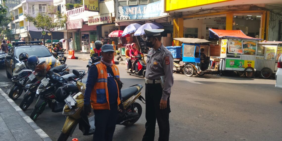 Polisi Ajak Juru Parkir Jadi Mitra Jaga Keamanan, Polsek Cikole Gelar Patroli Dialogis