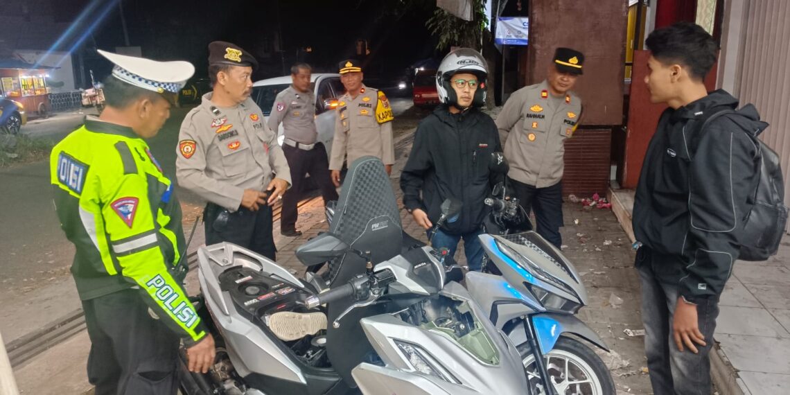 Polsek Sukaraja Sita Puluhan Botol Miras Saat Patroli, Antisipasi Gangguan Kamtibmas