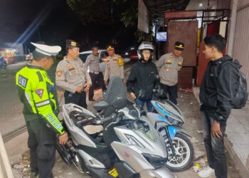 Polsek Sukaraja Sita Puluhan Botol Miras Saat Patroli, Antisipasi Gangguan Kamtibmas