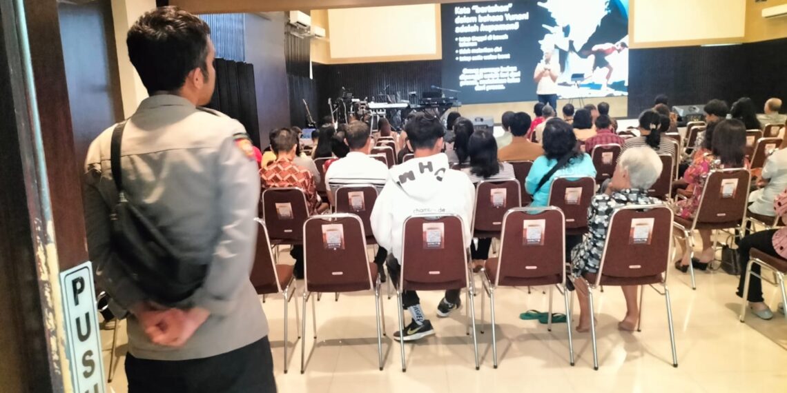 Polsek Citamiang Amankan Ibadah Minggu di Gereja Bethel Tabernakel Darah Yesus