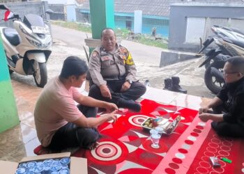 Ngopi Bareng Warga, Bhabinkamtibmas Sukalarang Dorong Pengaktifan Poskamling