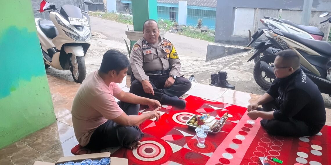Ngopi Bareng Warga, Bhabinkamtibmas Sukalarang Dorong Pengaktifan Poskamling