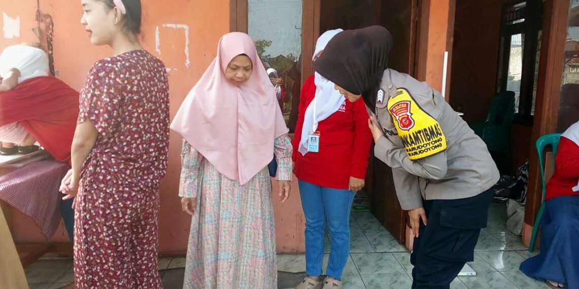 Bhabinkamtibmas Warudoyong Hadiri Posyandu, Dukung Pemantauan Gizi Balita