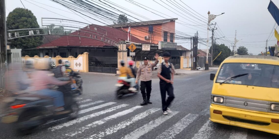 Polsek Lembursitu Lakukan Pengaturan Lalu Lintas Pagi, Bantu Kelancaran Aktivitas Warga