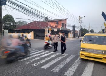 Polsek Lembursitu Lakukan Pengaturan Lalu Lintas Pagi, Bantu Kelancaran Aktivitas Warga