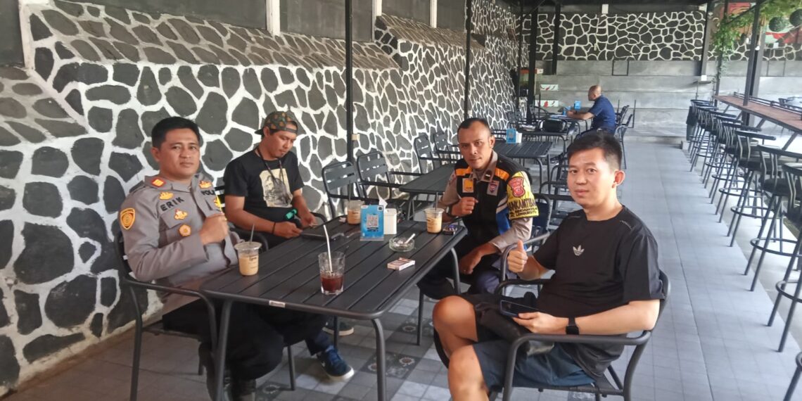 Sambangi Tokoh Masyarakat, Kapolsek Lembursitu Ajak Warga Aktif Jaga Keamanan Lingkungan