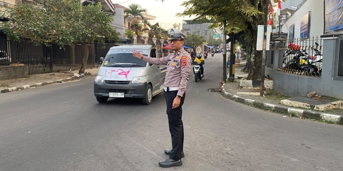 Polisi Atur Lalu Lintas di Nyomplong Sukabumi, Bantu Urai Kepadatan Arus Pagi