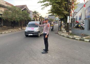 Polisi Atur Lalu Lintas di Nyomplong Sukabumi, Bantu Urai Kepadatan Arus Pagi