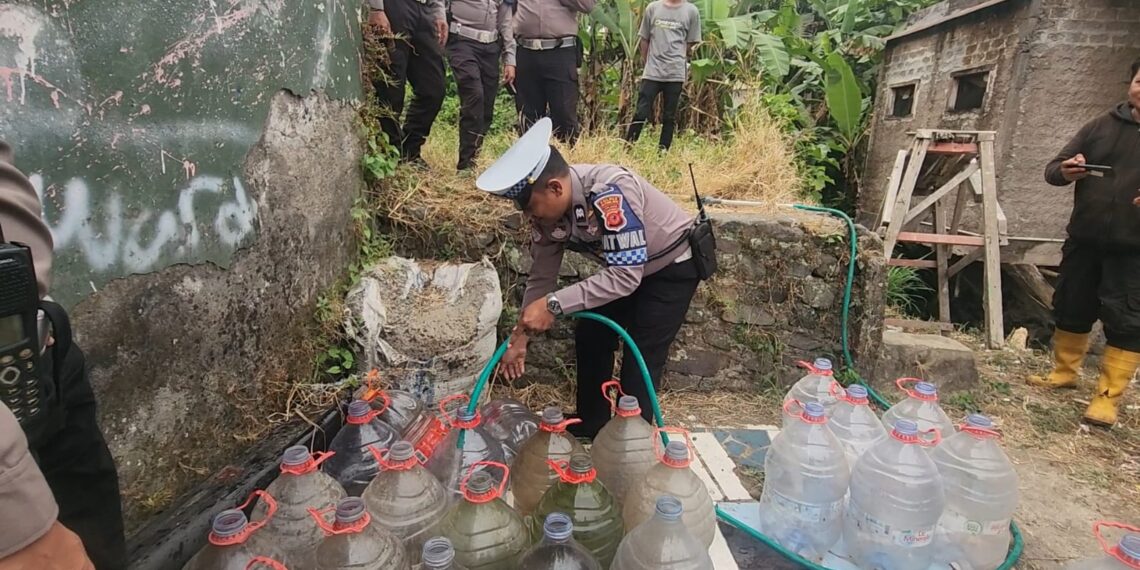 Bantu Warga, Satlantas Polres Sukabumi Kota Salurkan Lebih dari 27 Ribu Liter Air Bersih