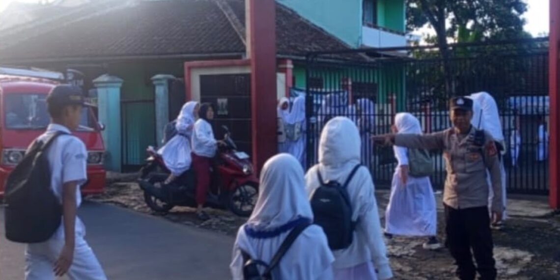 Polsek Kadudampit Atur Lalu Lintas di Titik Rawan, Prioritaskan Keselamatan Pelajar