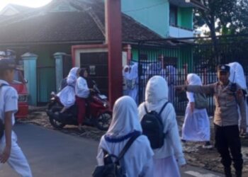 Polsek Kadudampit Atur Lalu Lintas di Titik Rawan, Prioritaskan Keselamatan Pelajar