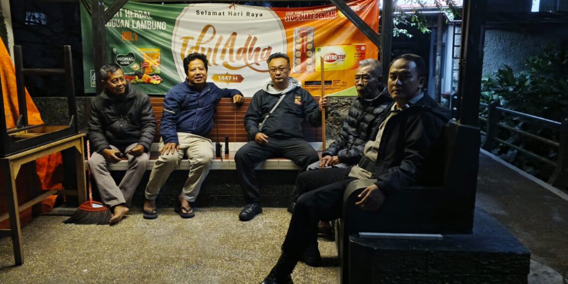 Bhabinkamtibmas Polsek Cikole Patroli Pos Ronda, Ajak Warga Perkuat Keamanan Lingkungan