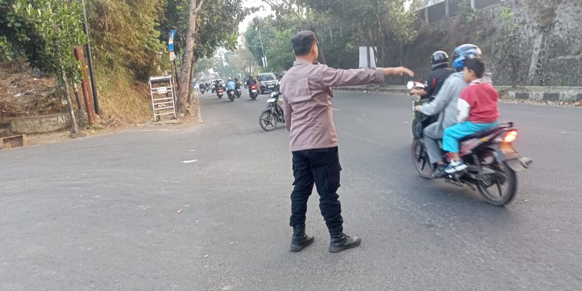 Polsek Warudoyong Atur Arus Lalu Lintas Pagi, Cegah Kemacetan di Jalan Cemerlang