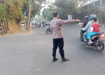 Polsek Warudoyong Atur Arus Lalu Lintas Pagi, Cegah Kemacetan di Jalan Cemerlang