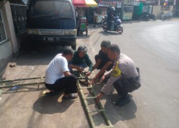 Jelang HUT RI ke-81, Bhabinkamtibmas Jayamekar Ikut Gotong Royong Hias Lingkungan