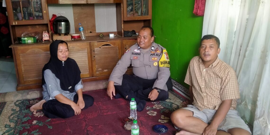 Ngopi Bareng Warga, Bhabinkamtibmas Sukalarang Bahas Kamtibmas dan Poskamling