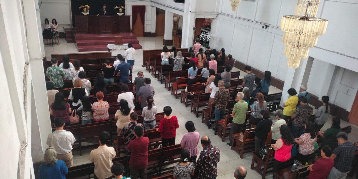 Amankan Ibadah, Polsek Baros Gelar Program Minggu Kasih di Gereja Sidang Kristus