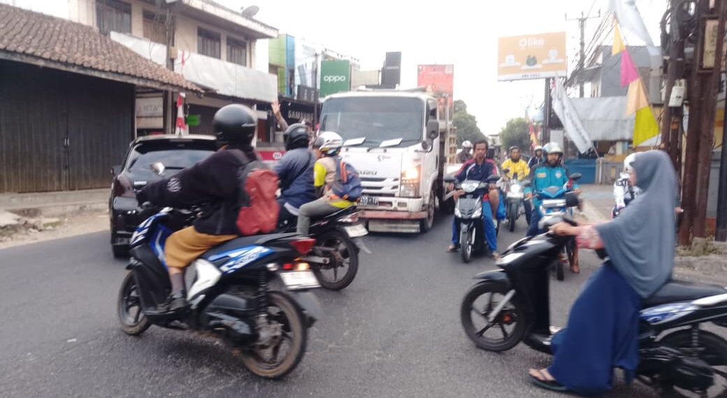 Polisi Atur Lalu Lintas Pagi di Lembursitu, Bantu Pengendara Hindari Kemacetan