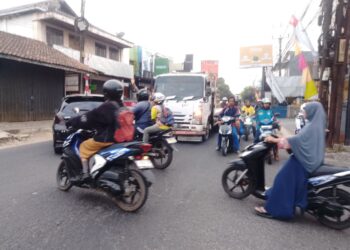 Polisi Atur Lalu Lintas Pagi di Lembursitu, Bantu Pengendara Hindari Kemacetan