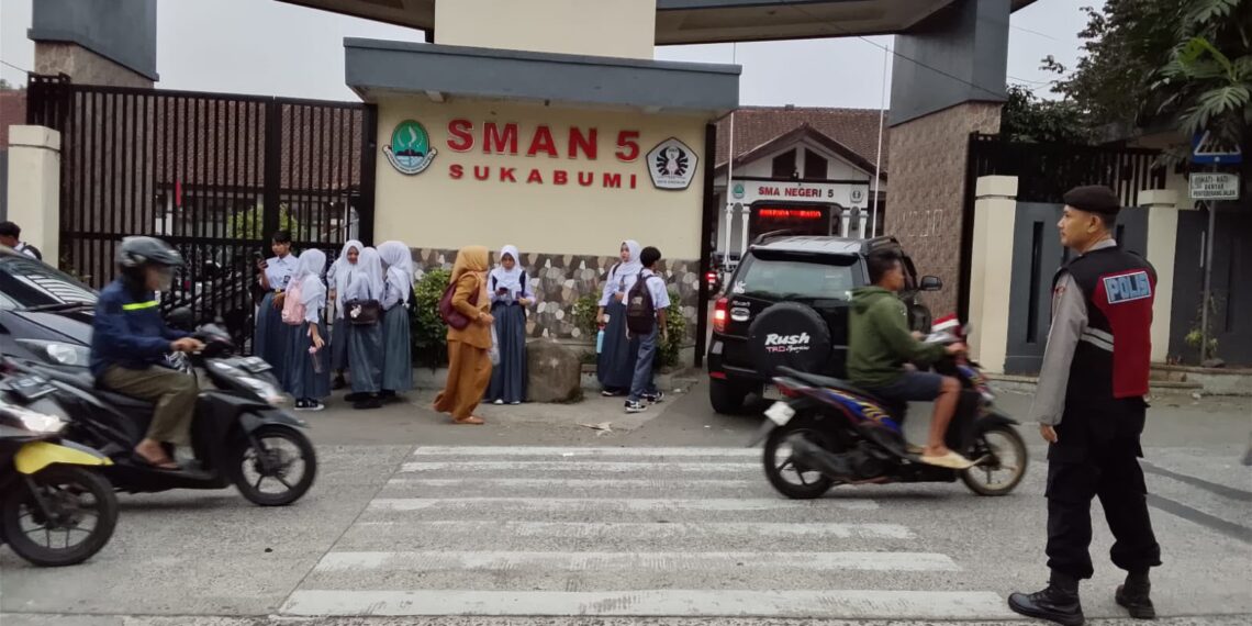 Polisi Atur Lalu Lintas Pagi di Cibeureum Sukabumi, Cegah Macet dan Kecelakaan