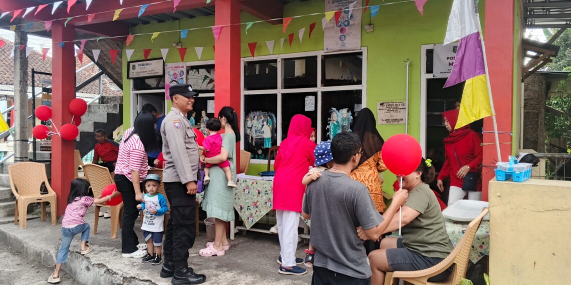 Bhabinkamtibmas Cikole Sambangi Posyandu, Ajak Warga Jaga Keamanan Lingkungan