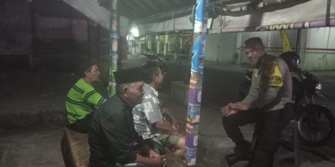 Sambang Warga Malam Hari, Bhabinkamtibmas Polsek Lembursitu Jaga Kondusivitas Wilayah